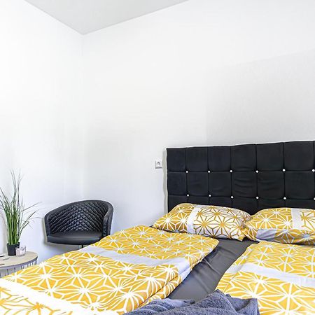 Near Schoenbrunn - Economy Rooms In Shared Apartment At Meidling Train Station Wien Eksteriør bilde