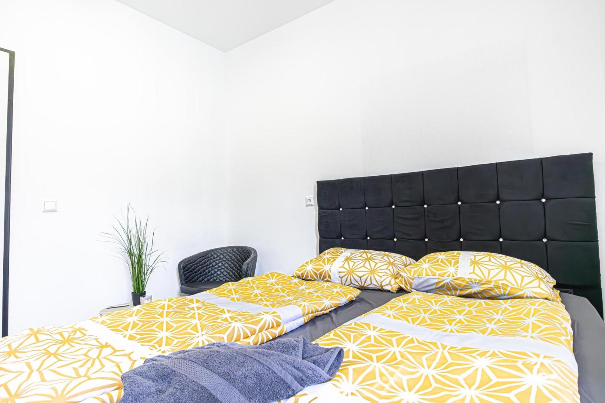 Near Schoenbrunn - Economy Rooms In Shared Apartment At Meidling Train Station Wien Eksteriør bilde