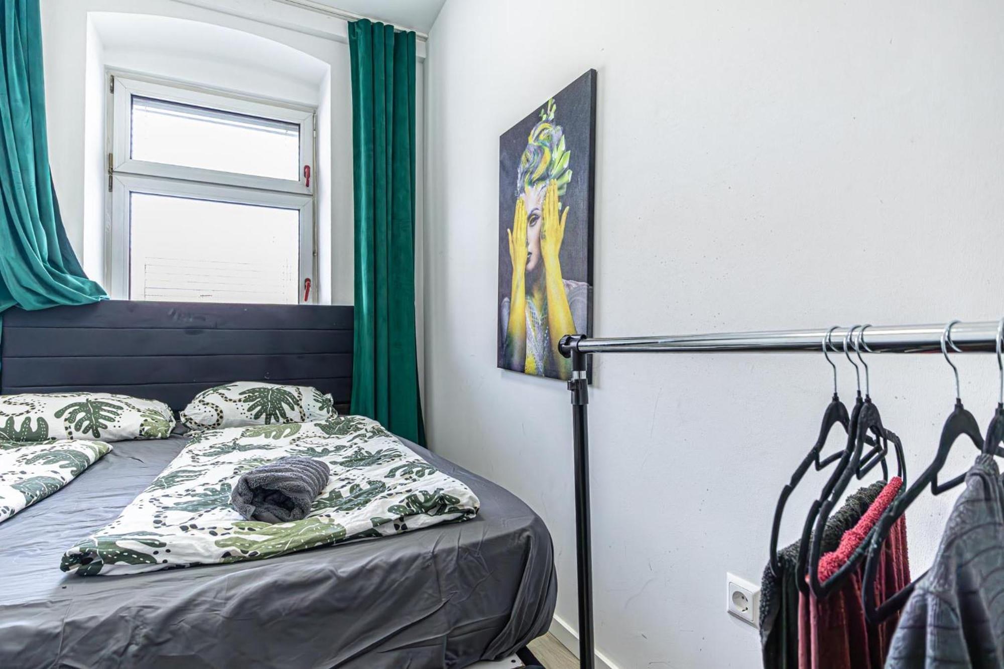 Near Schoenbrunn - Economy Rooms In Shared Apartment At Meidling Train Station Wien Eksteriør bilde