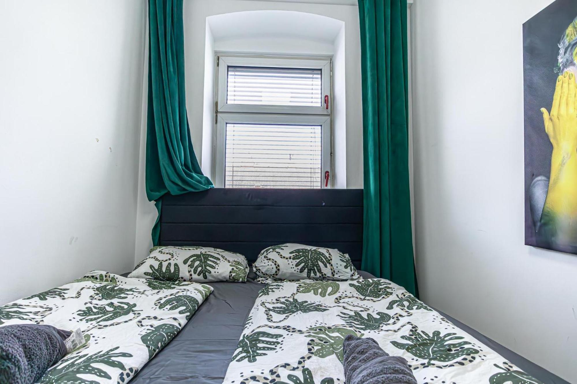 Near Schoenbrunn - Economy Rooms In Shared Apartment At Meidling Train Station Wien Eksteriør bilde