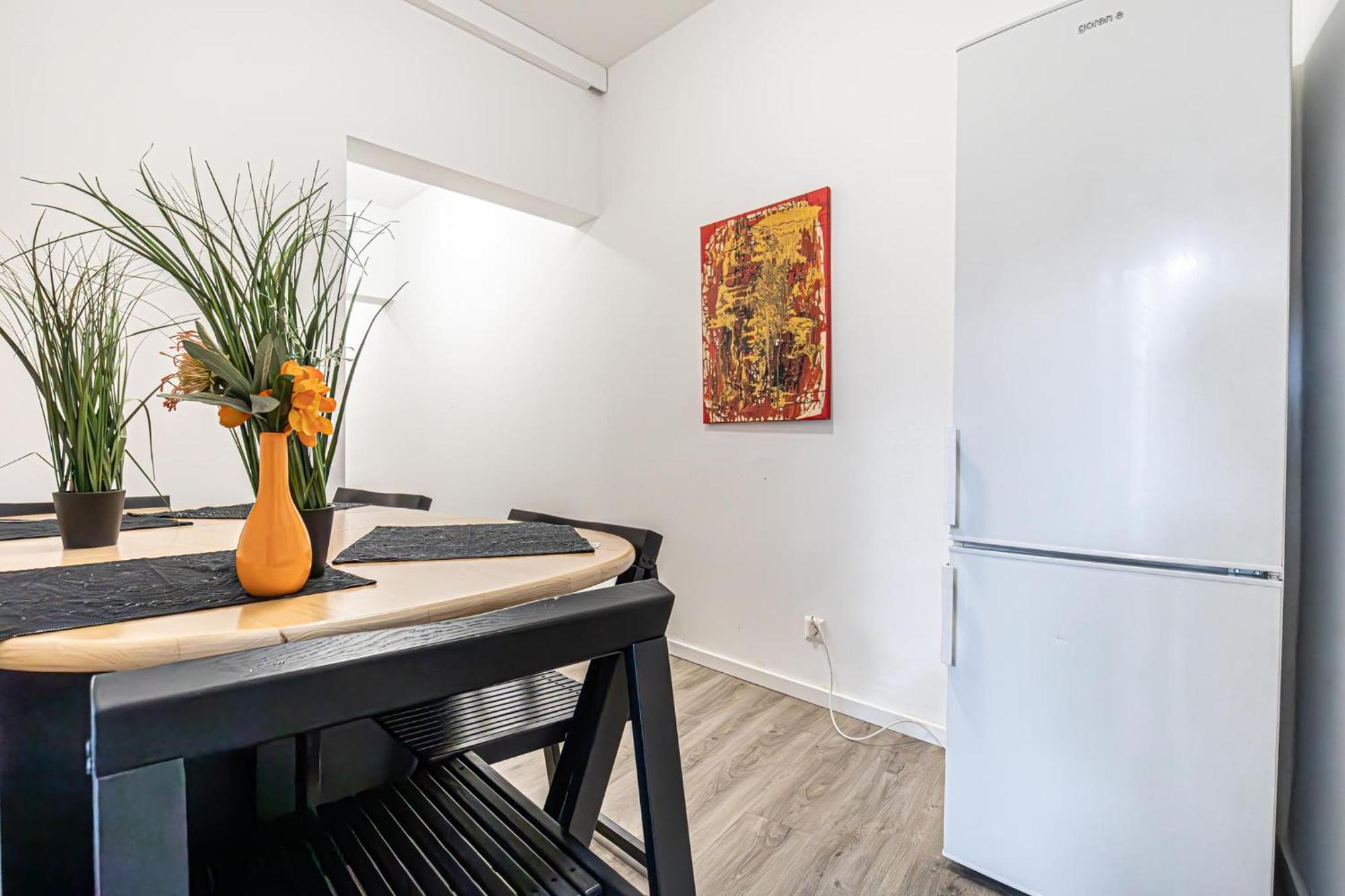 Near Schoenbrunn - Economy Rooms In Shared Apartment At Meidling Train Station Wien Eksteriør bilde