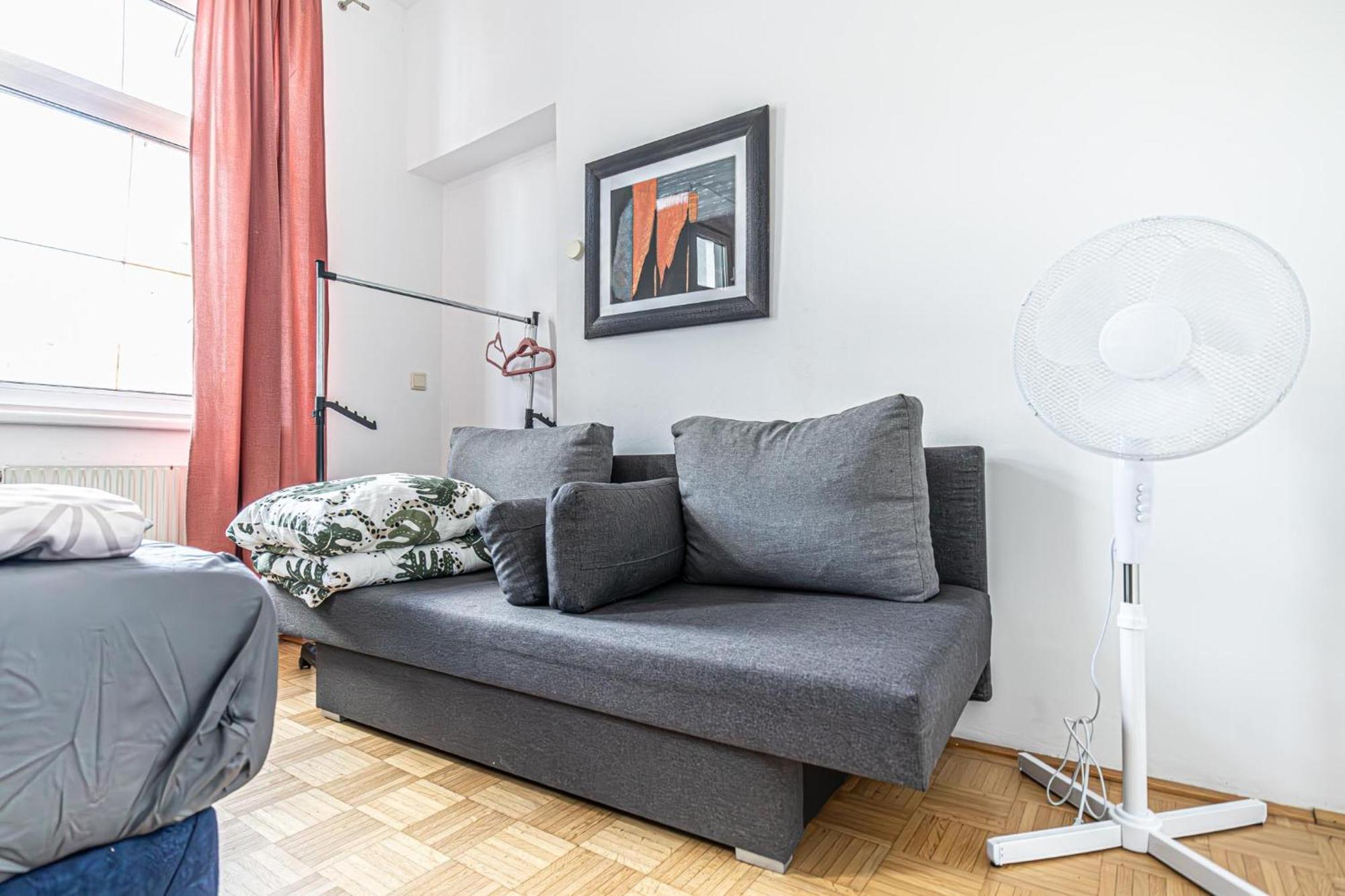 Near Schoenbrunn - Economy Rooms In Shared Apartment At Meidling Train Station Wien Eksteriør bilde