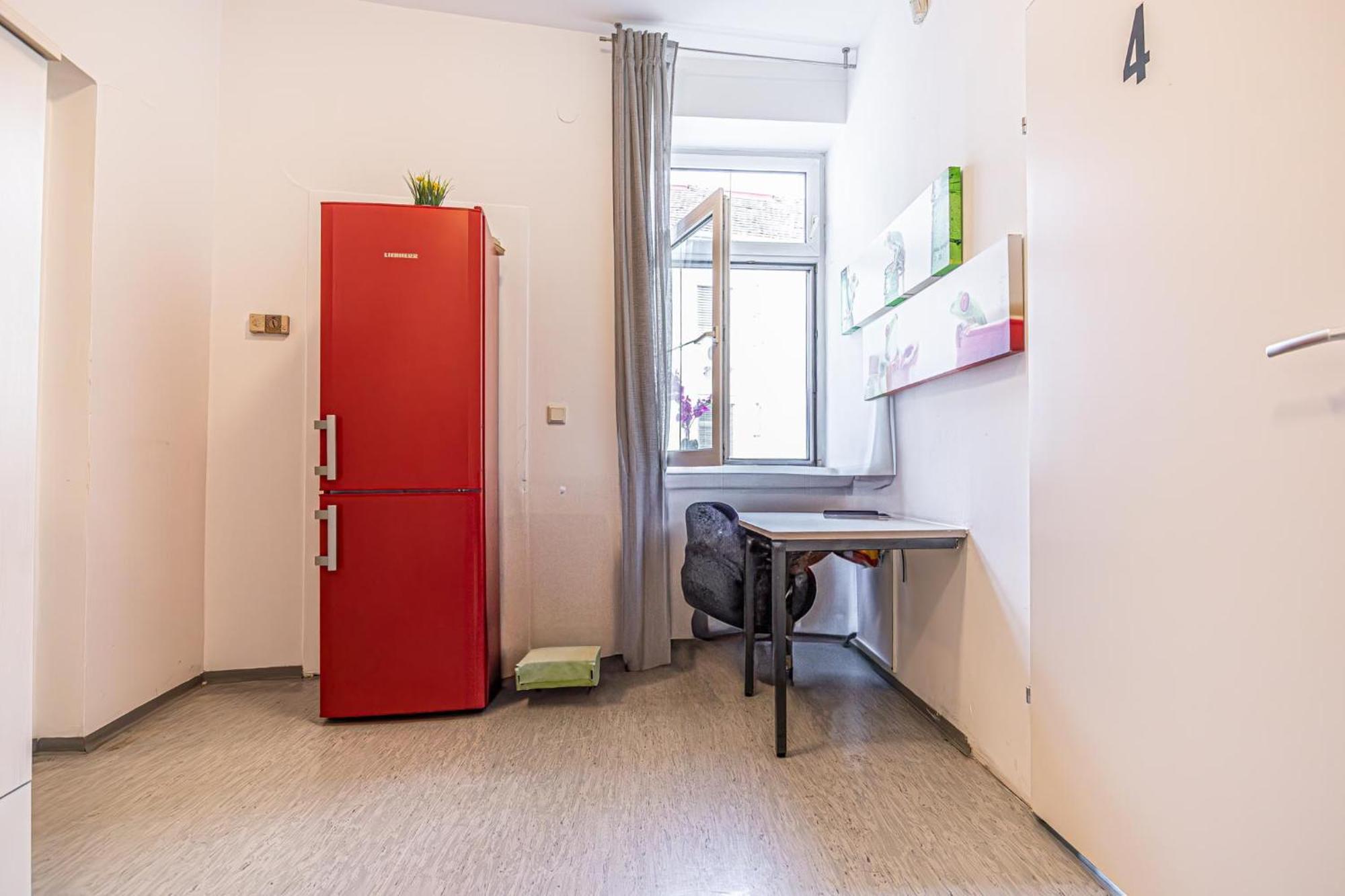 Near Schoenbrunn - Economy Rooms In Shared Apartment At Meidling Train Station Wien Eksteriør bilde