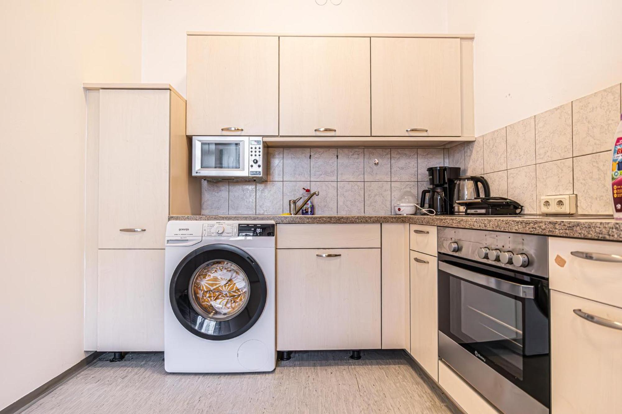 Near Schoenbrunn - Economy Rooms In Shared Apartment At Meidling Train Station Wien Eksteriør bilde